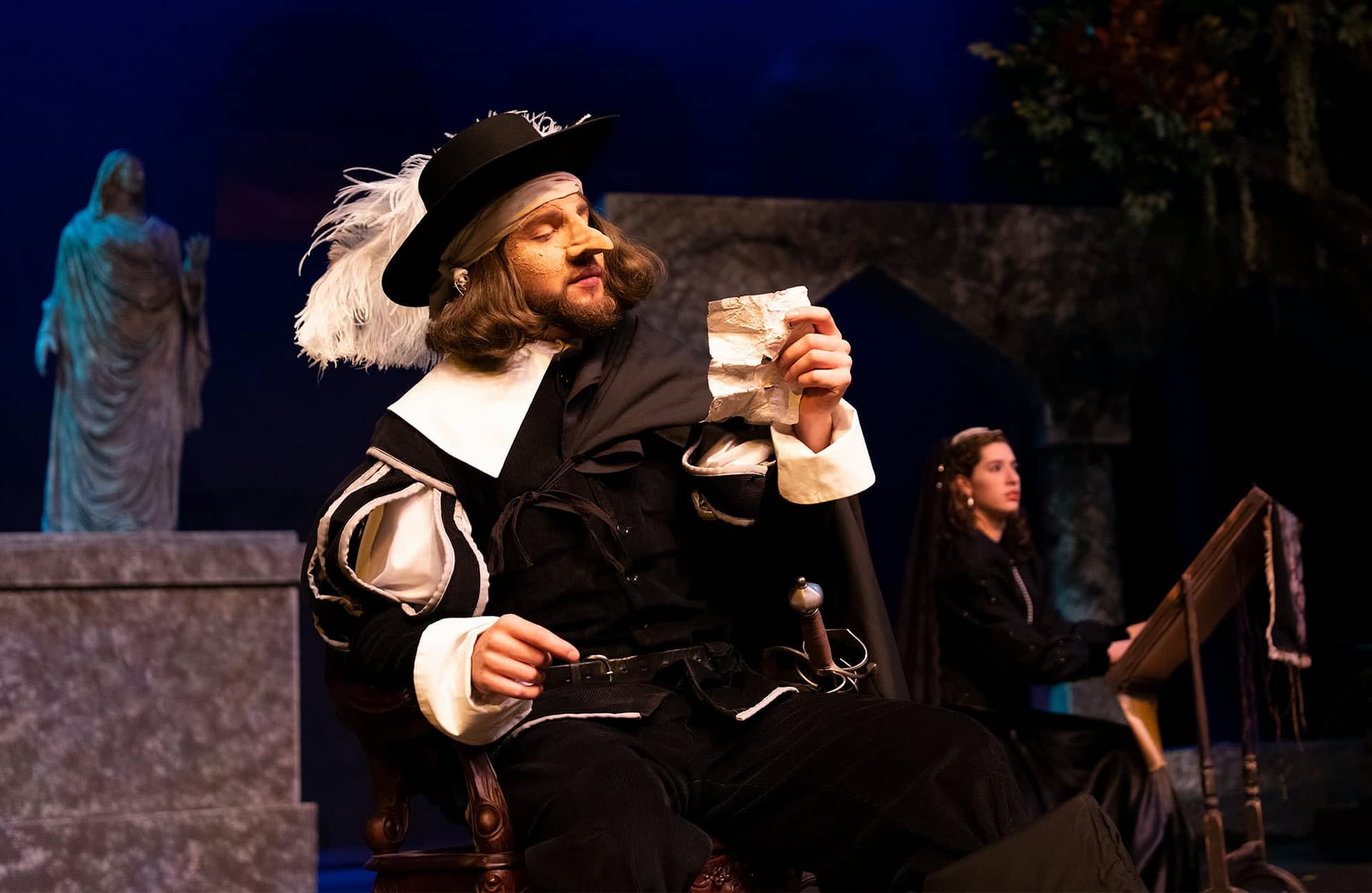 Cyrano reads a note