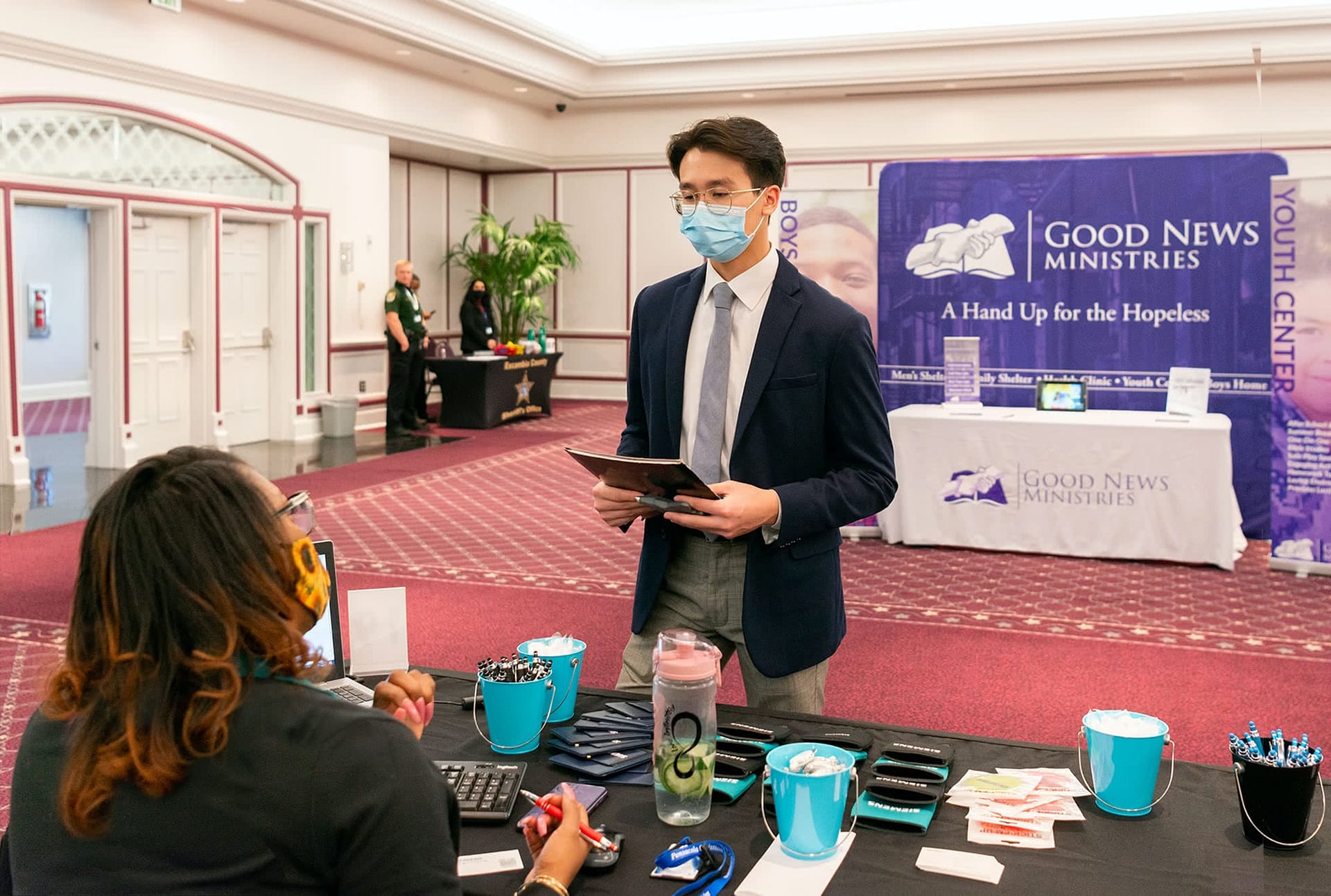 Male student, dressed in suit and tie, meets with recruiter