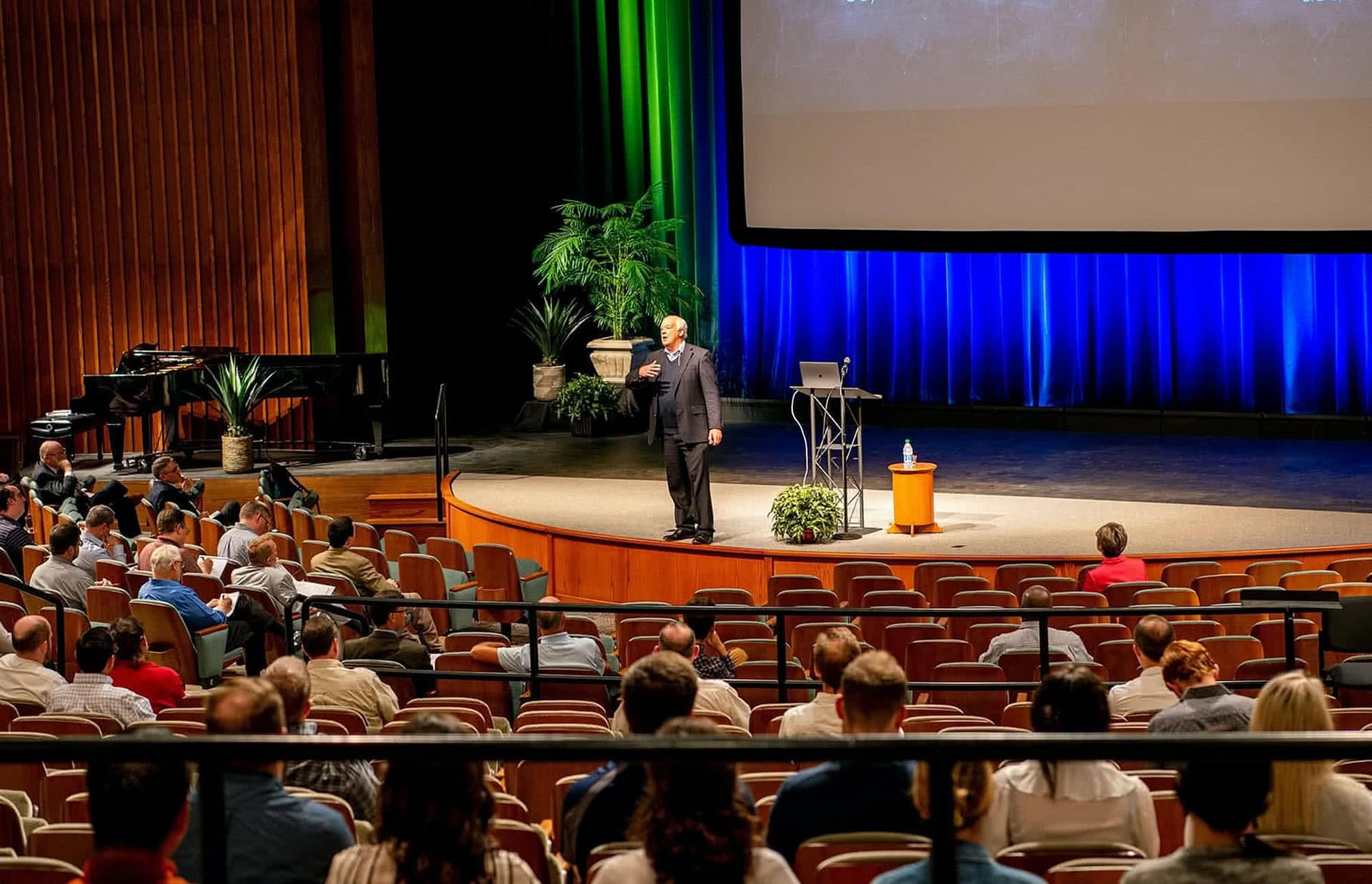 Faculty meeting prepares teachers for new semester.