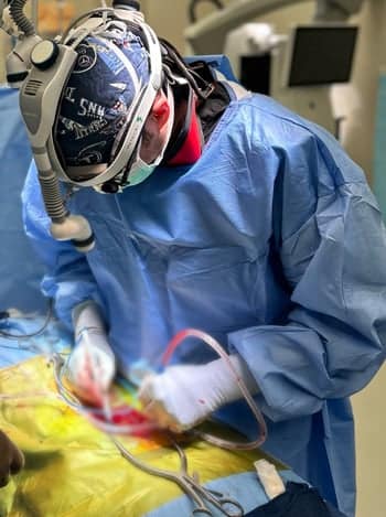 Alumni Jeffrey Reese performing a surgery