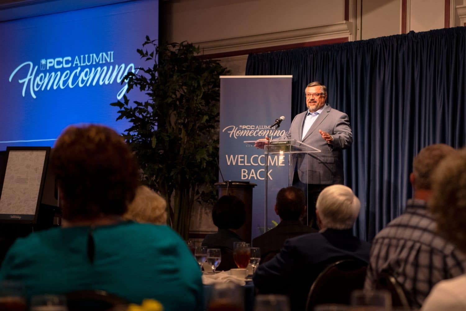 shoemaker-speaking Dr. Shoemaker speaking to alumni.