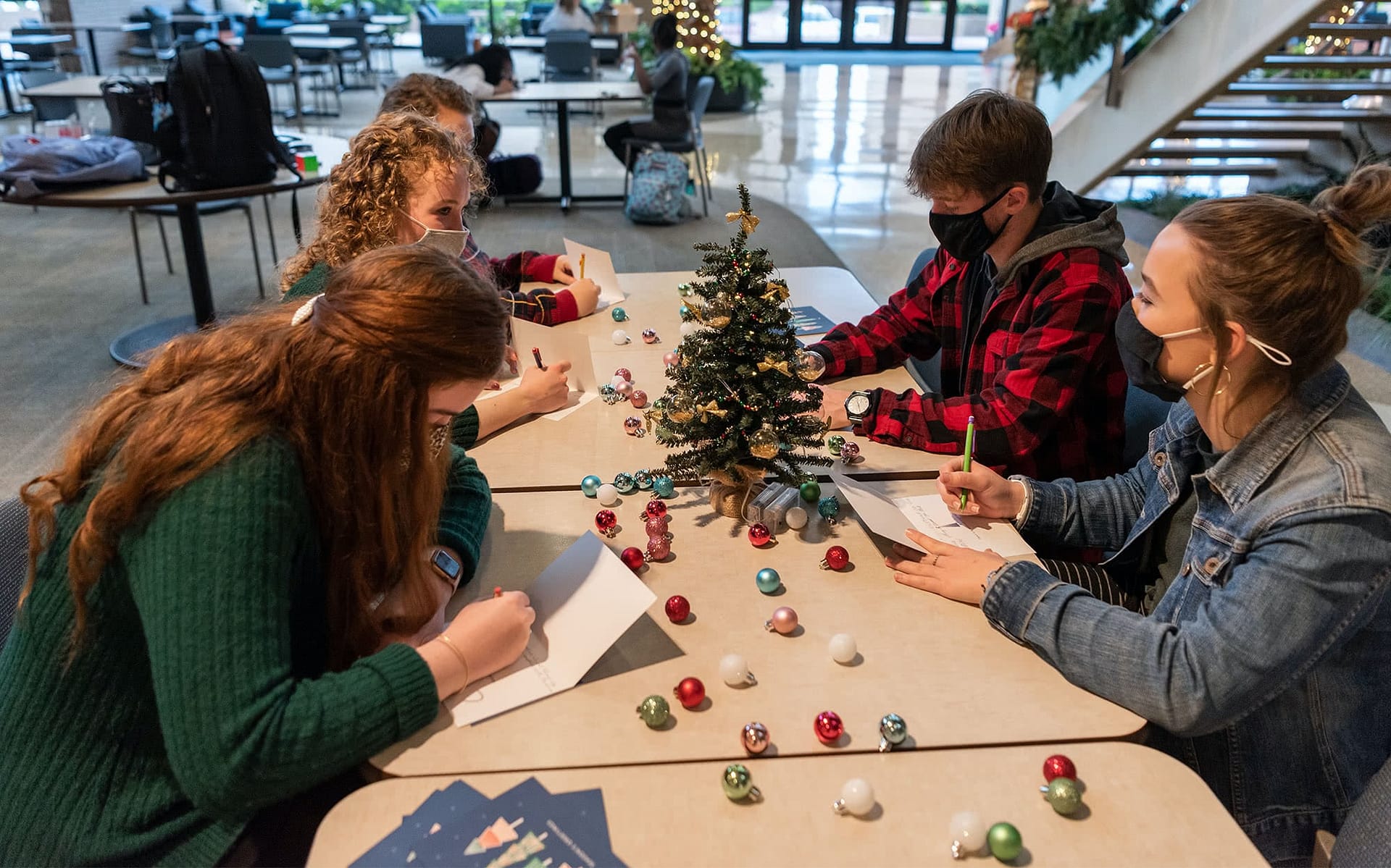 Students sign Christmas cards