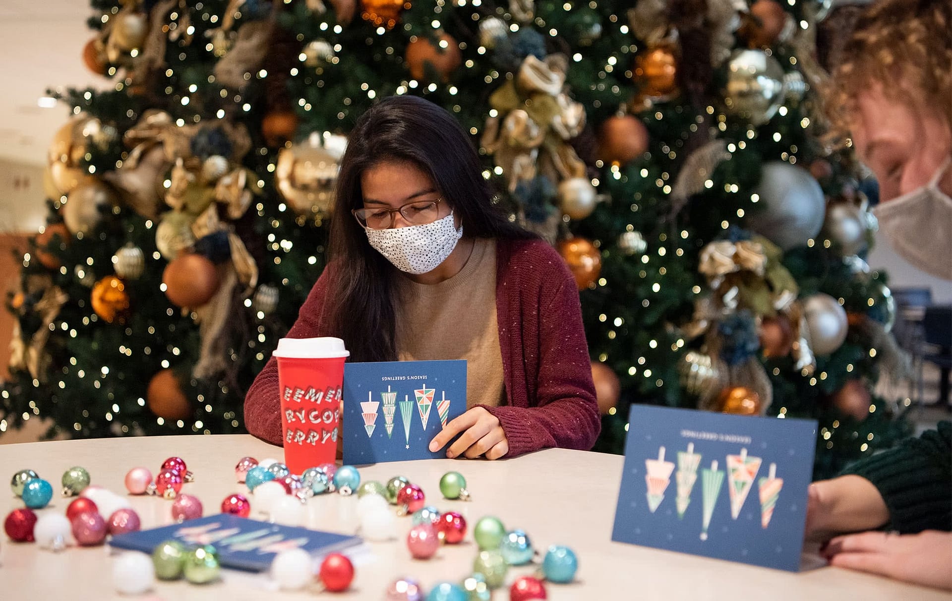 Students sign Christmas cards