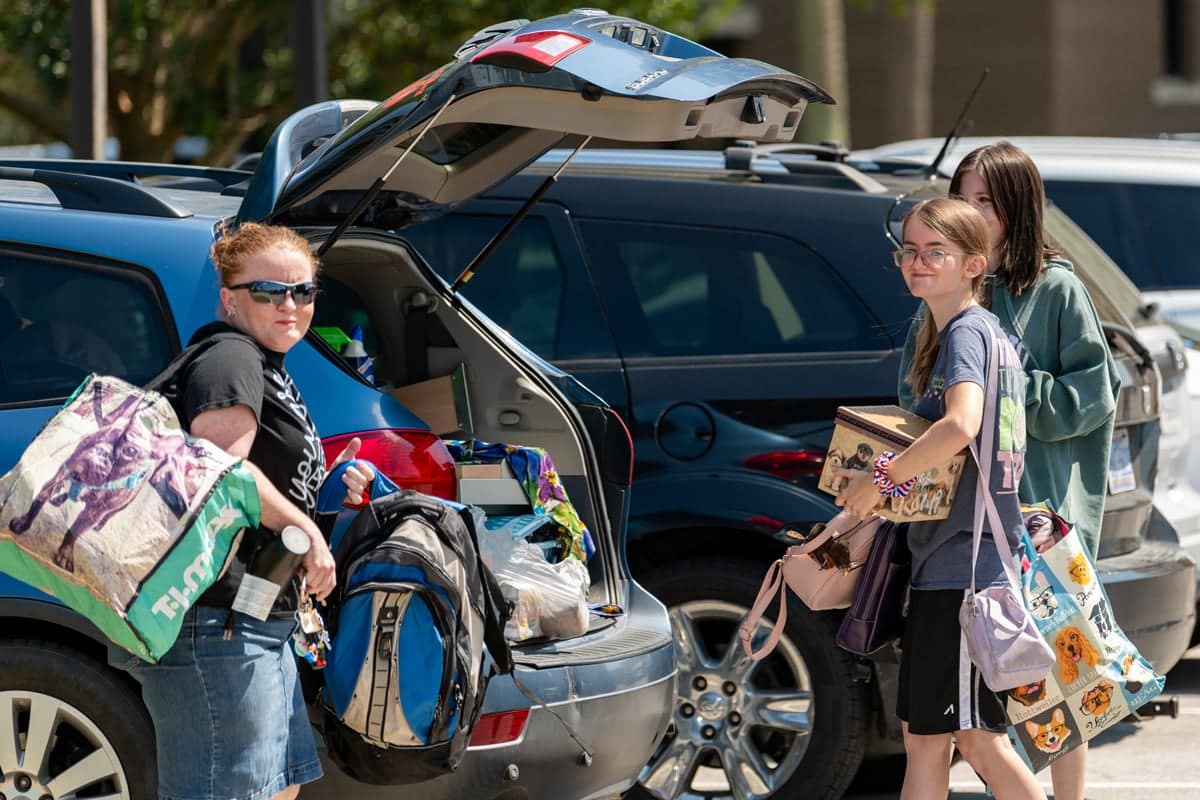 Welcome-Weekend-moving-in Students moving into the dorms during Welcome Weekend