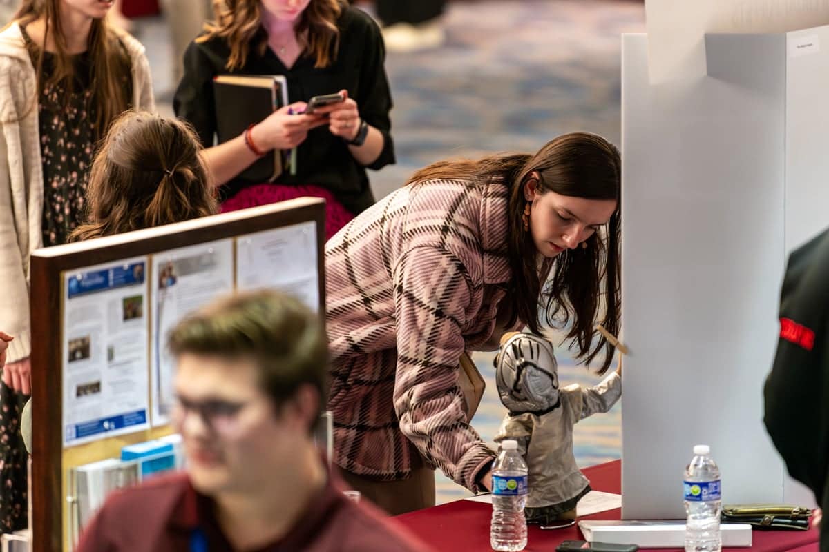 christian-service-expo-signup PCC Student signs up for a ministry opportunity at the Christian Service Expo
