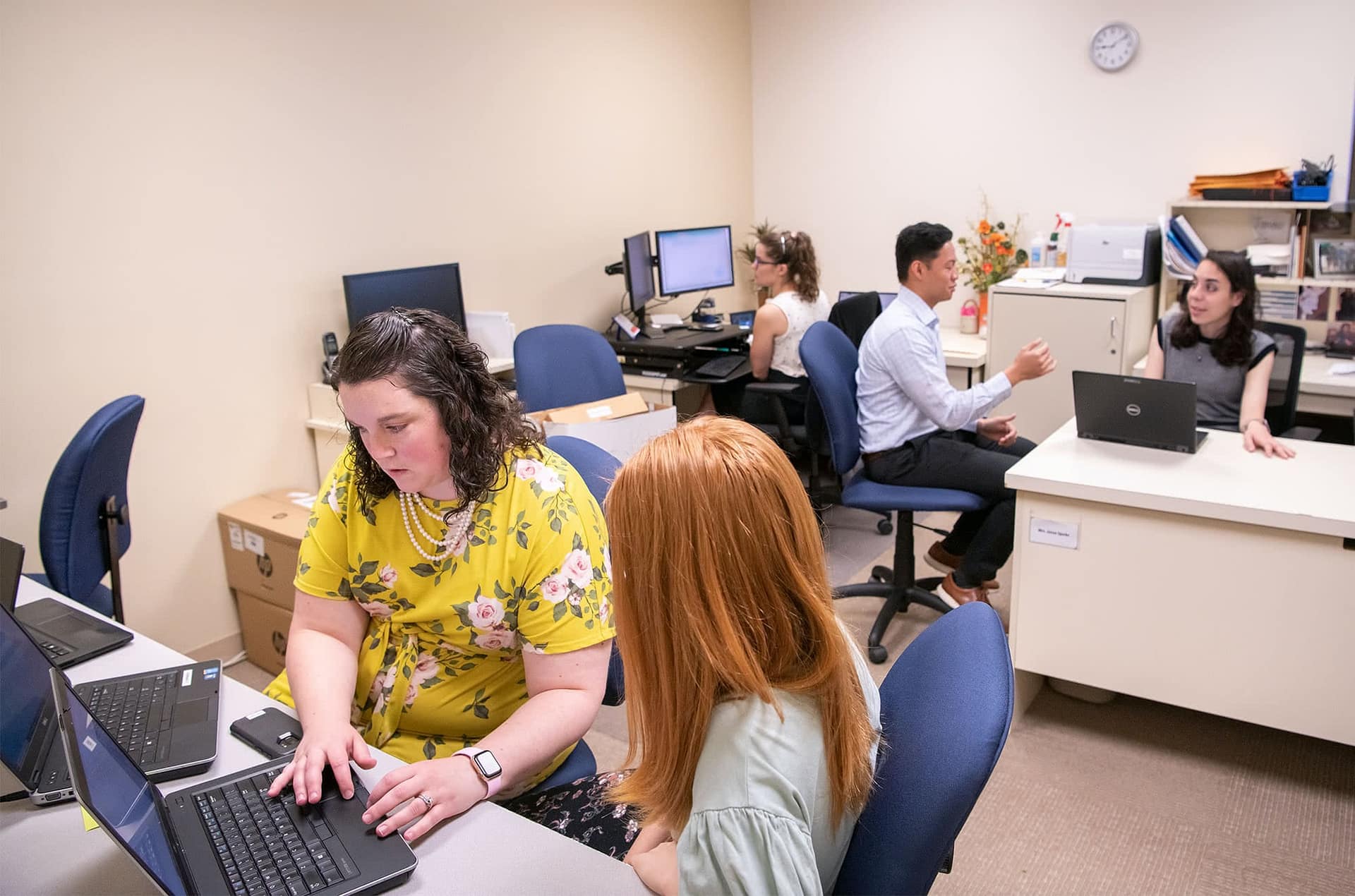 Student help room at IT full of staff helping students.