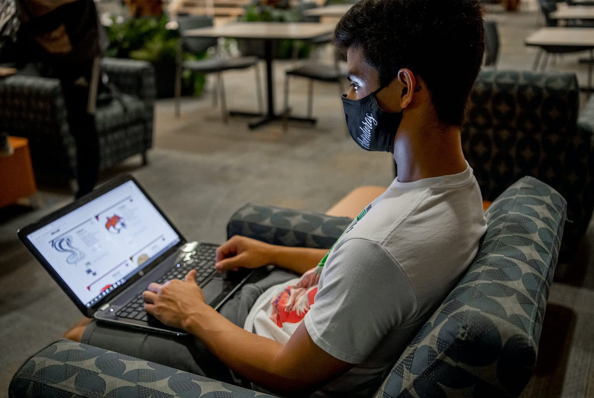 Freshman student signs up for his collegian online