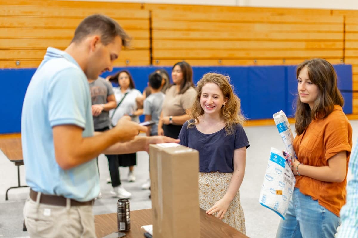 PCC Students go to textbook pickup during Welcome Weekend