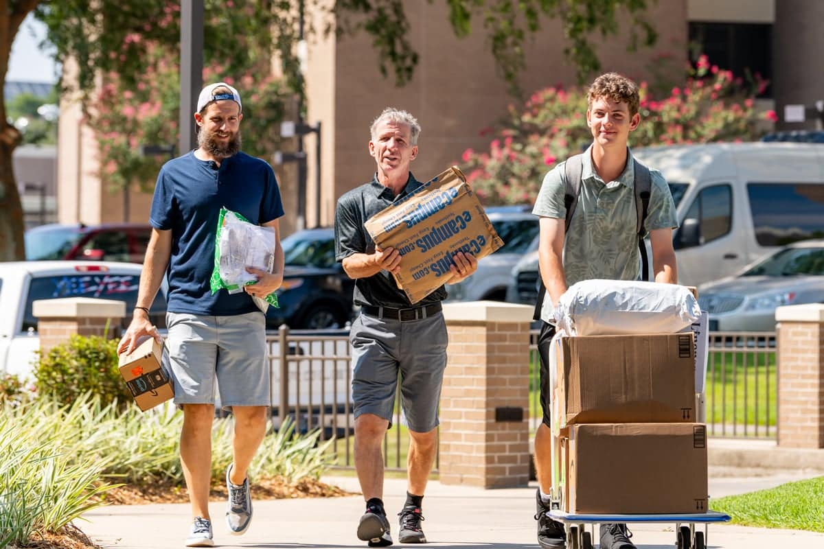Welcome-Weekend-moving-2 Student moving into the dorms during Welcome Weekend