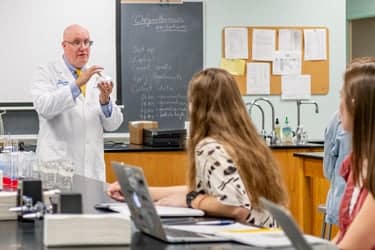 Dr. Grant De Jong teaching students in Ecology Lab.