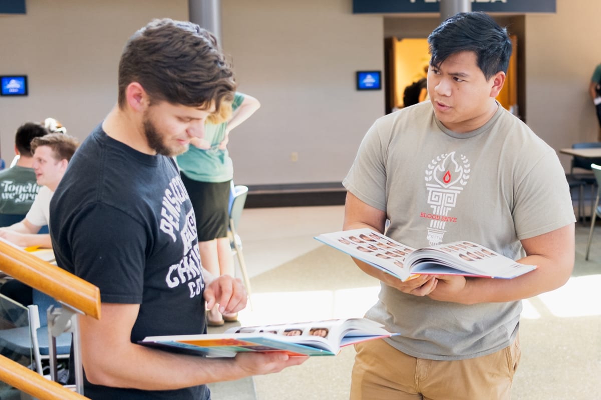 summit-distribution-5 Students gather in the Commons to look at the new 2023 Summit Yearbook