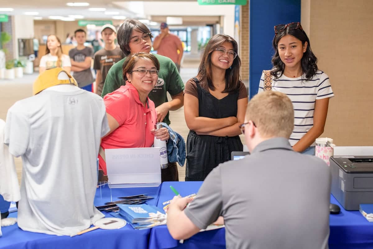 PCC Incoming Freshmen check in at the Academic Center