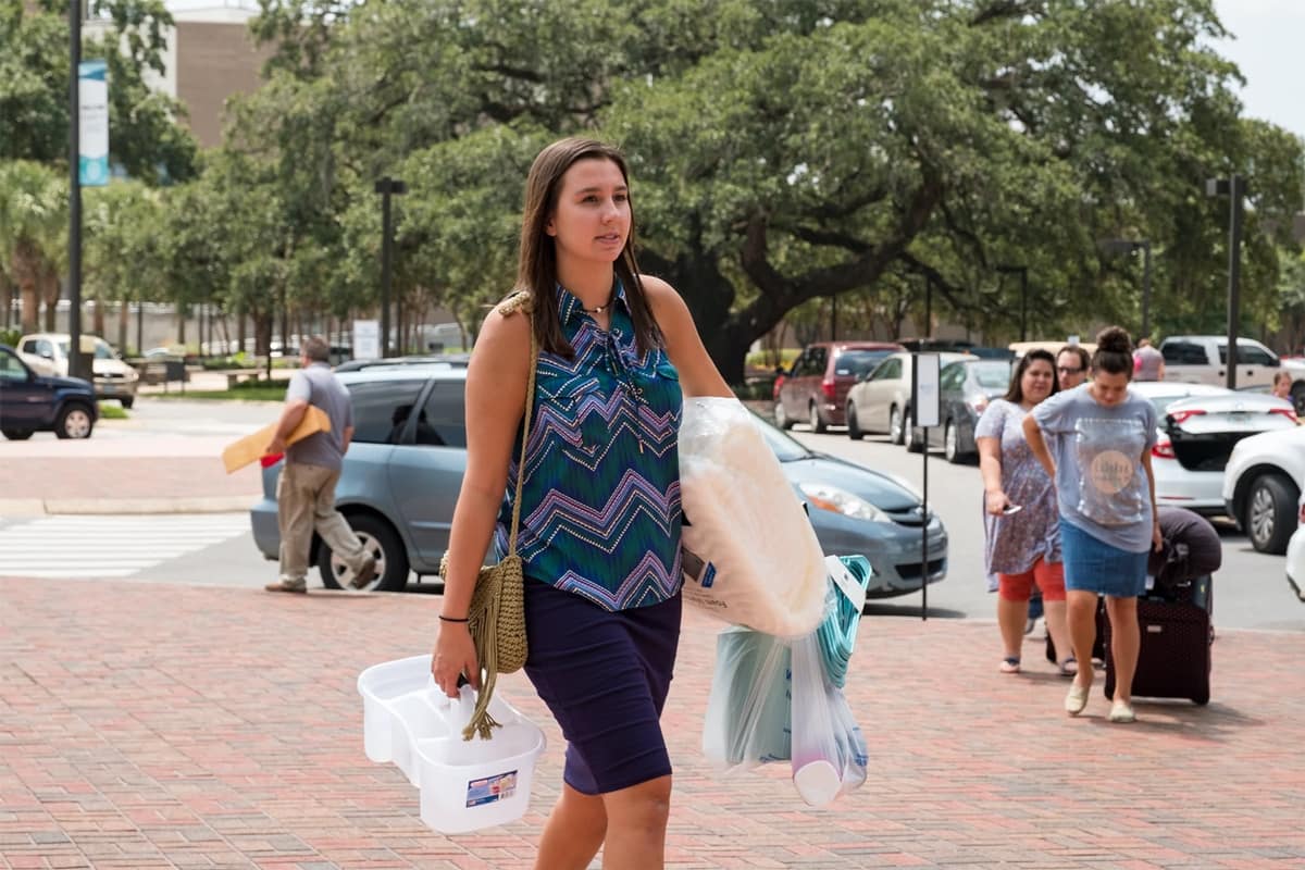 Student arriving in the dorms