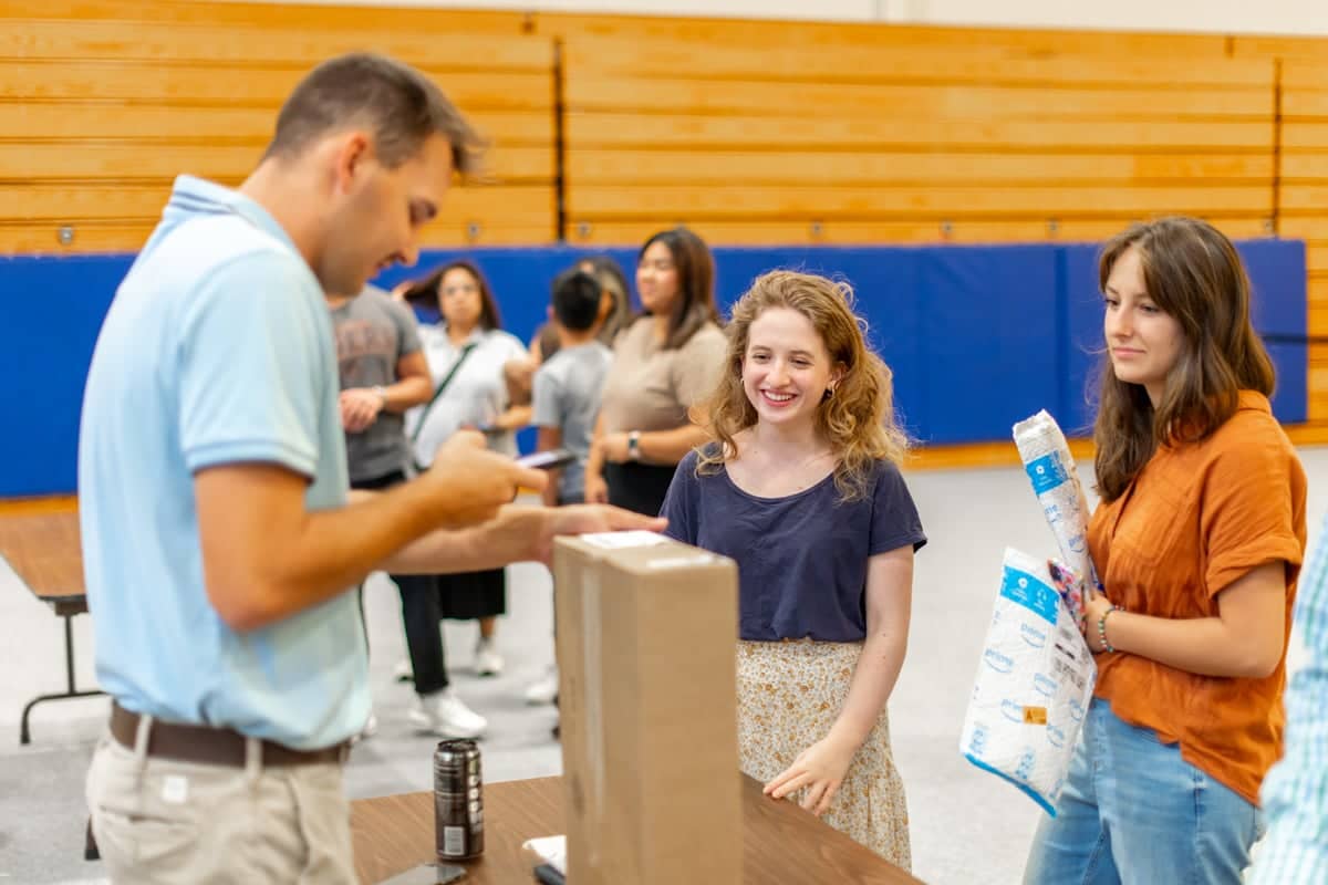 PCC Students go to textbook pickup during Welcome Weekend