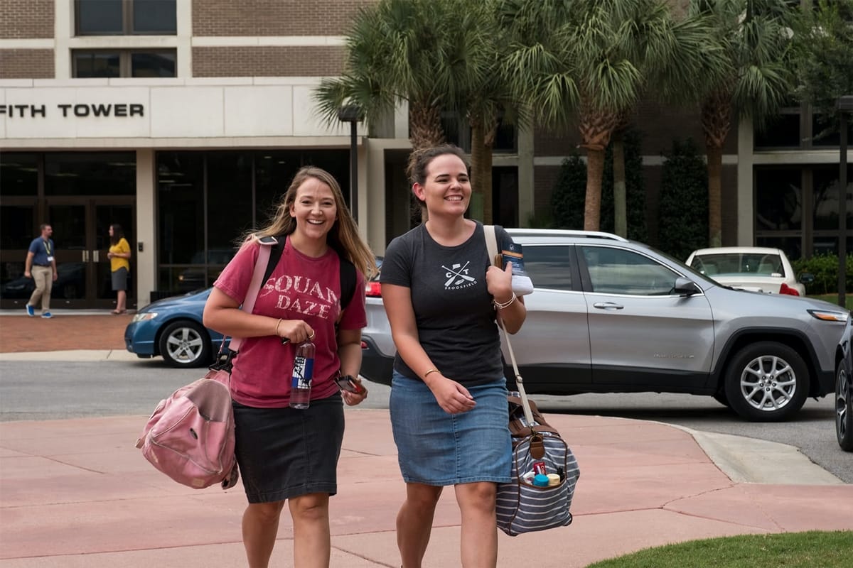 Student arriving in the dorms