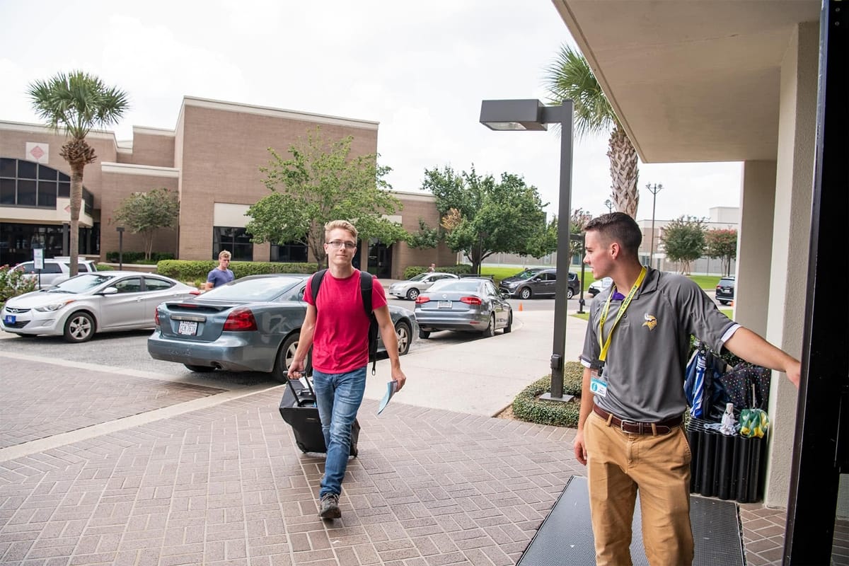 Student arriving in the dorms