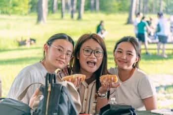 PCC Summer workers enjoy eating with friends during a West Campus student outing.