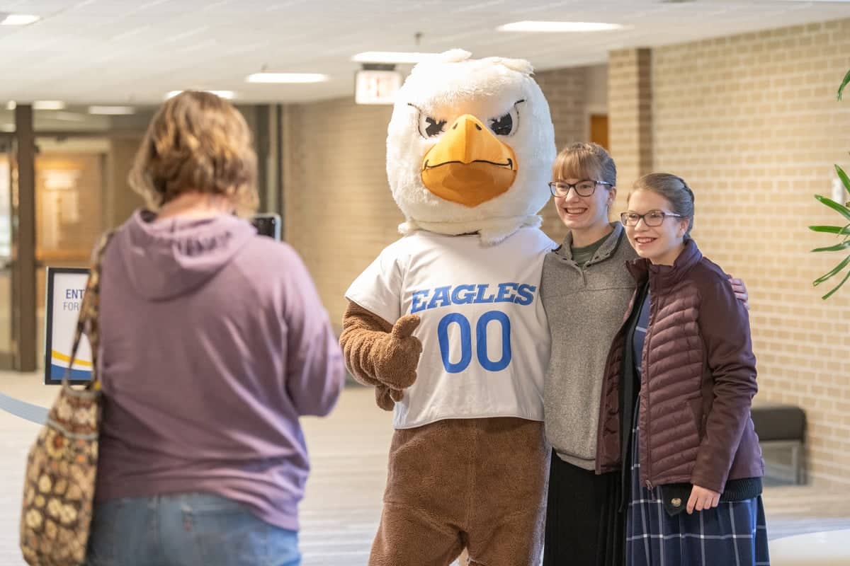 PCC Students pose with Eagor